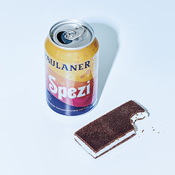 Beverage can and Milchschnitte (photo)