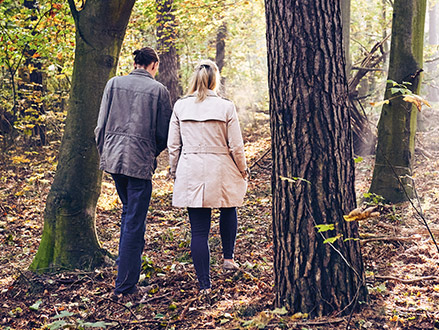 Anne Hildebrand and Raphael Fellmer walking through the forest (photo)