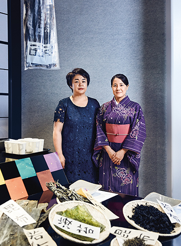 Two Asian women on a market (photo)