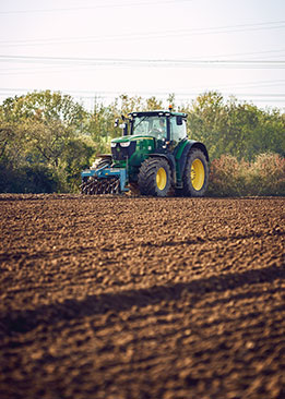 Tractor in an agricultural field (photo)