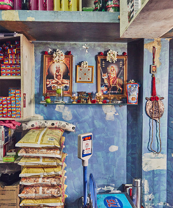 Wall with products of a market seller (photo)