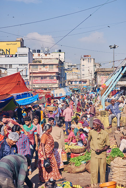 Busy market scene (photo)