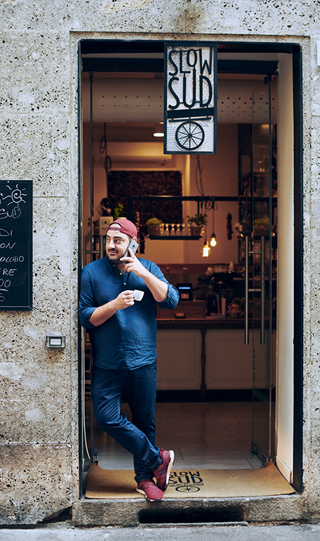 Luca Rudilosso in front of his Slow Food Restaurant (photo)